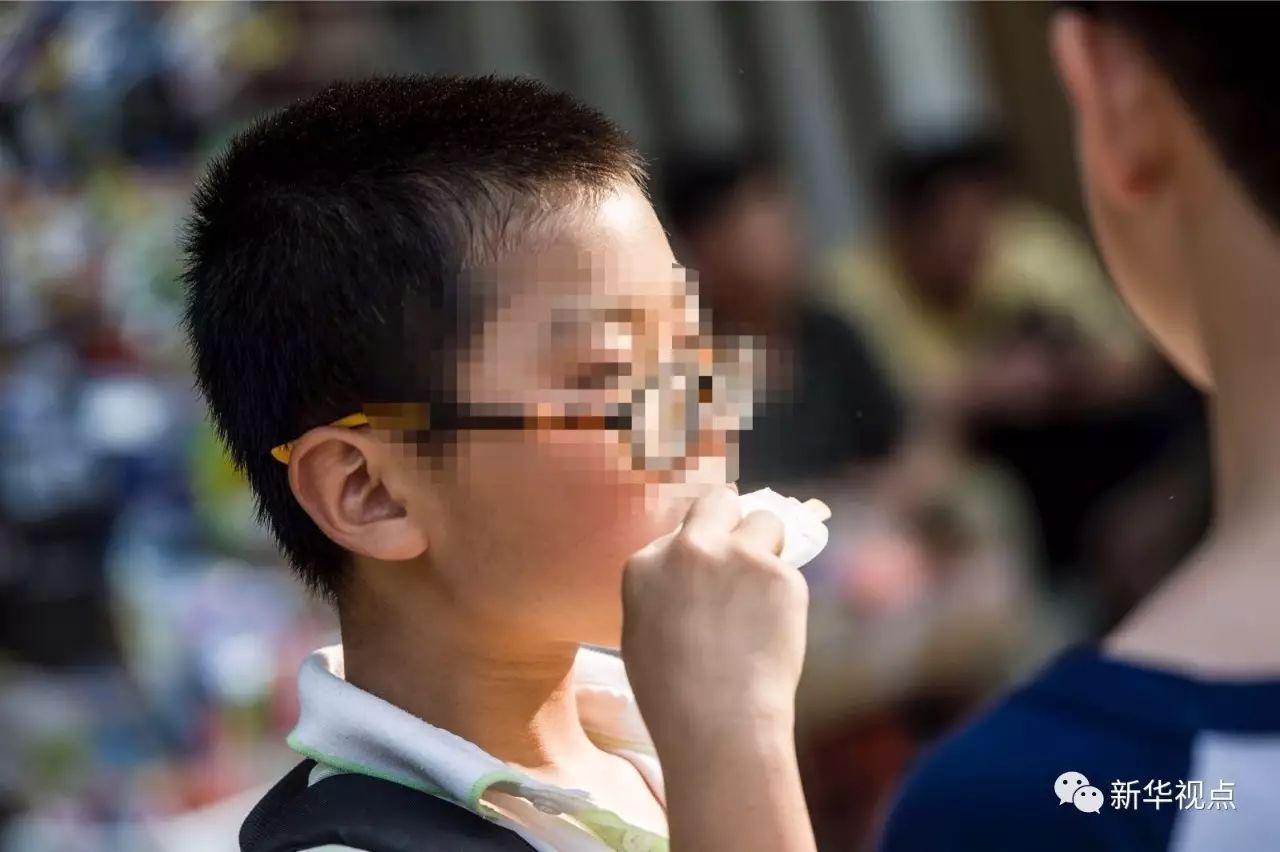 一名戴眼镜的小学生"说心里话,孩子眼睛坏了,戴个眼镜就行了,但是成绩
