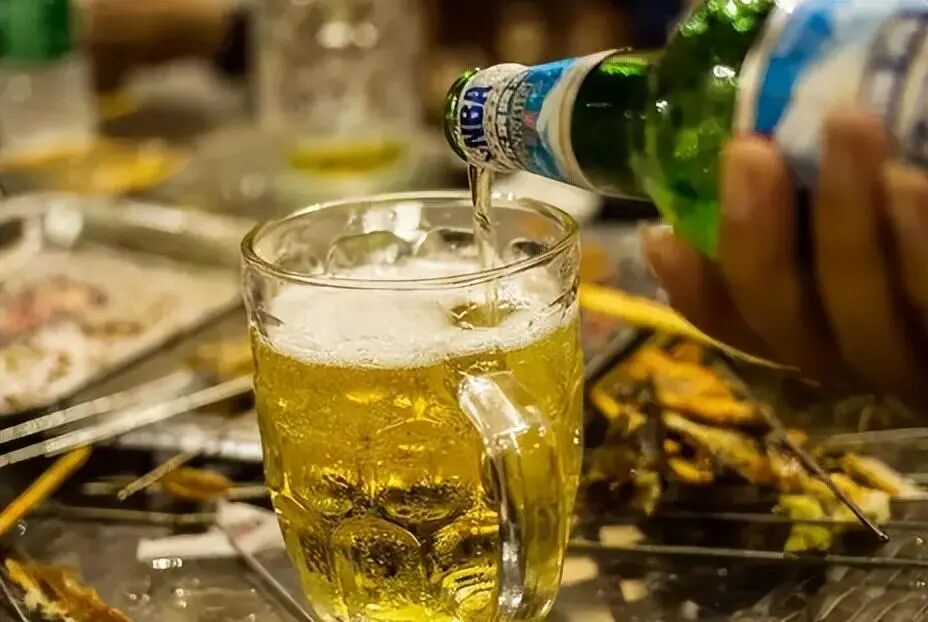 而在日常生活中,你会发现很多时候在酒桌上拼酒时,基本都是喝的啤酒