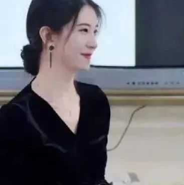170cm最美女教师，人称“小刘亦菲”却被家长怒骂：你不配当老师！
