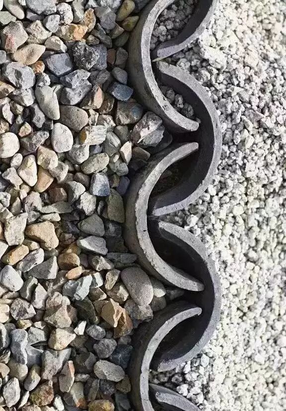 ▼小青瓦立铺,做成园林里的小路,中国古人很早就这么做了,在江南的