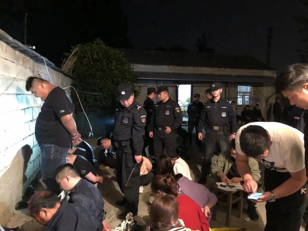 民警在现场发现,赌桌上有大量叠好的百元人民币,一个不锈钢缸子和两个