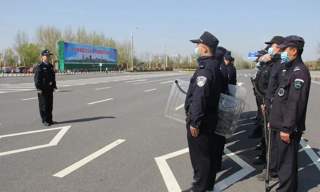 公安干警在园博园开展武装巡逻确保假日期间景区安全有序