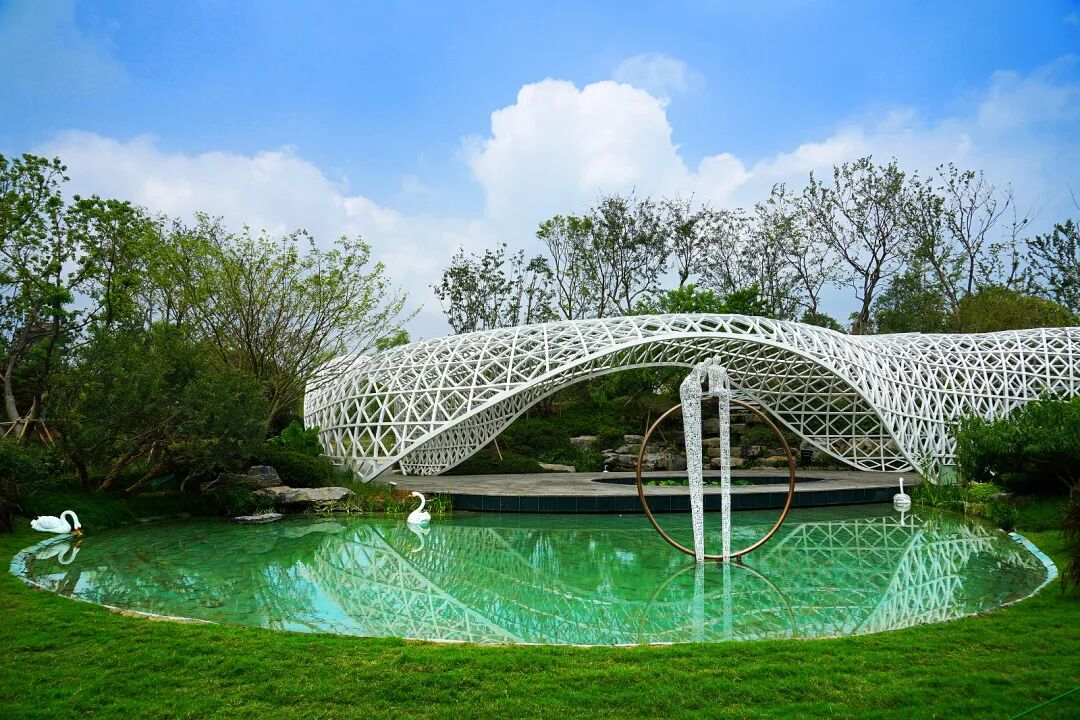 园华夏馆,轩辕阁,华盛轩等主体建筑沿主景轴线布置了形成了统领全园的