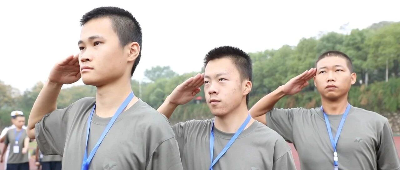 参加抗疫、抗洪的“00后”小伙当兵了！