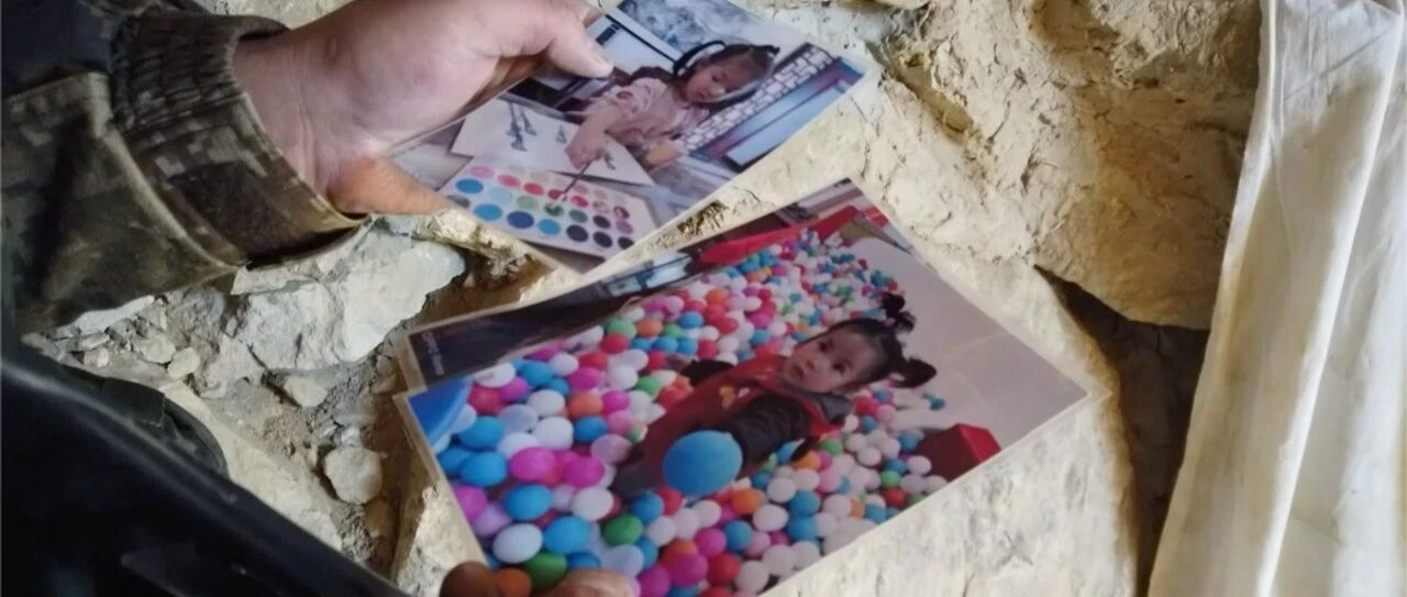 他在地窝子里悄悄写下三封遗书：“希望你们记住，爸爸也是英雄……”