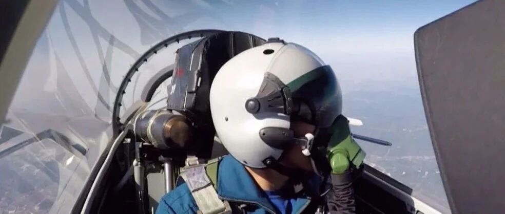 空军双语警告驱离外机上热搜！这支部队有来头……