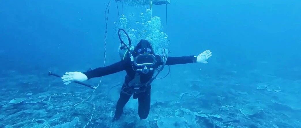 南海，海军大深度潜水训练……