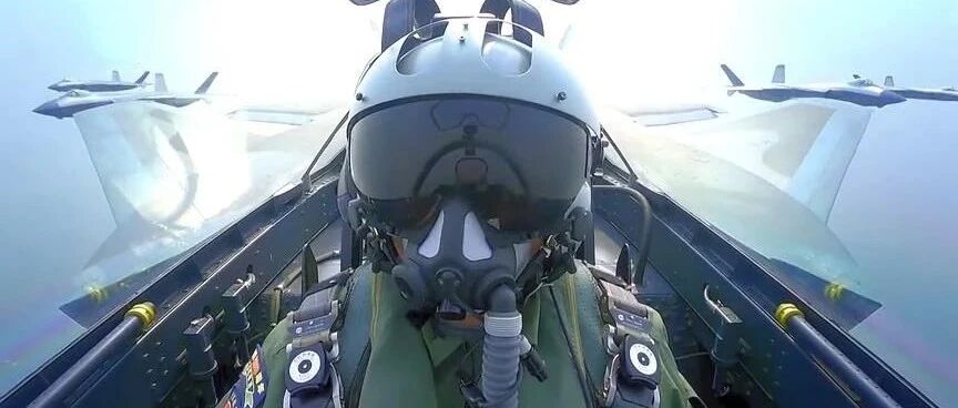 首次！15架歼-20编队，背后信息量很大→