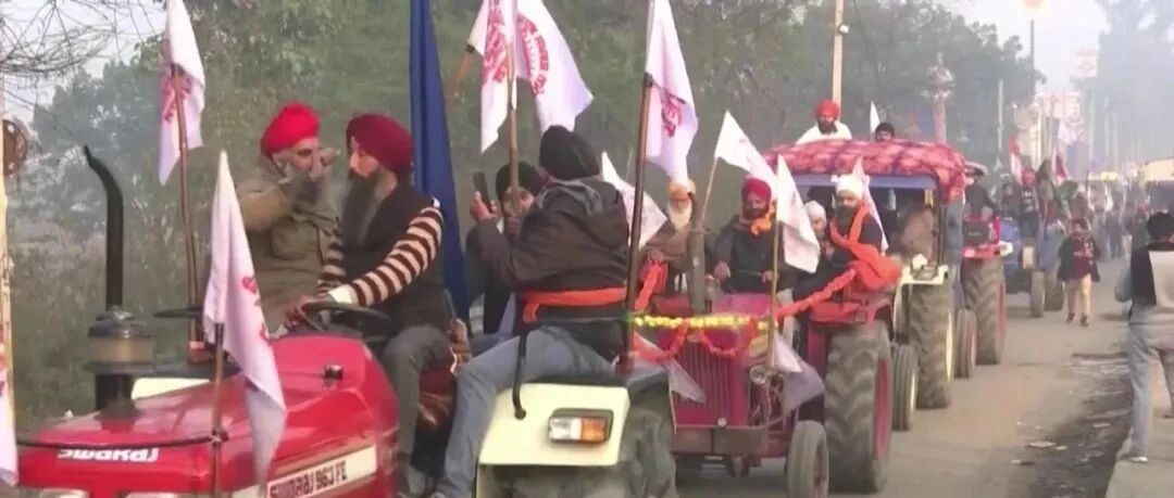 印度国庆阅兵，被拖拉机“方阵”抢镜……