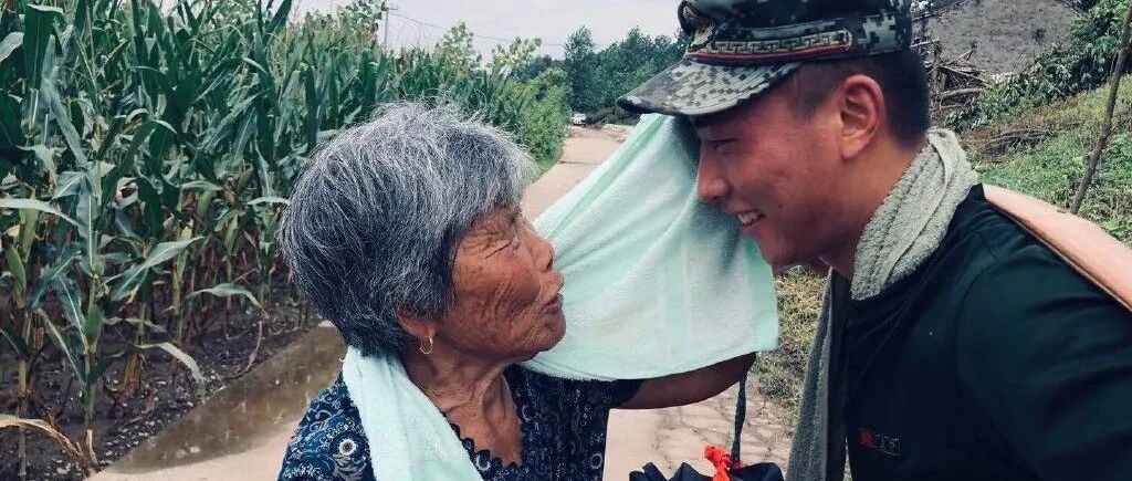 这张照片全网刷屏，背后的故事太暖了！