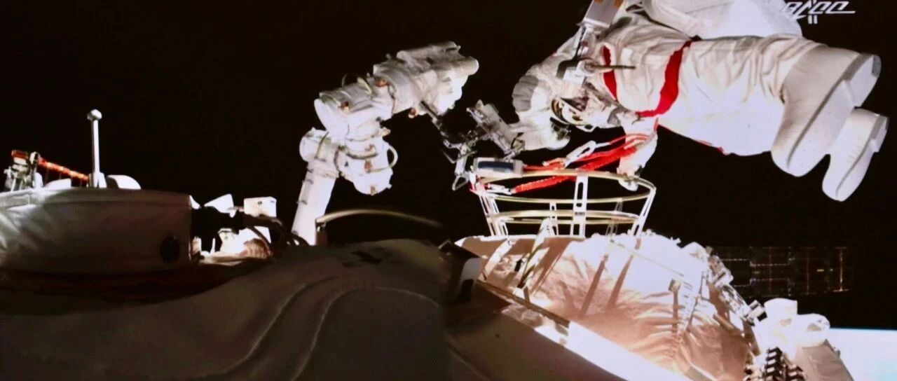 刚刚，聂海胜、刘伯明成功出舱！