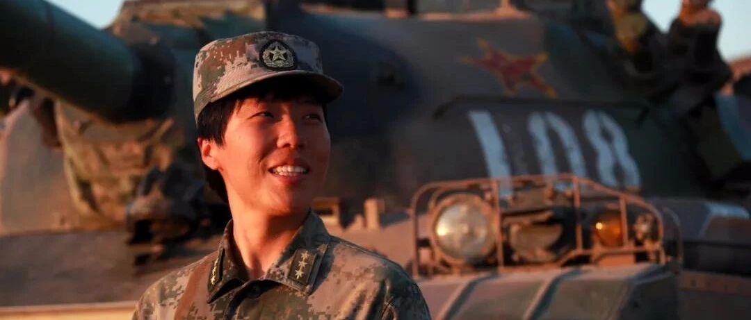 ​飒！男兵连的女指导员，驾驶坦克驰骋大漠！
