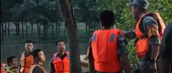 当抗洪战士听说，身后有两万群众……