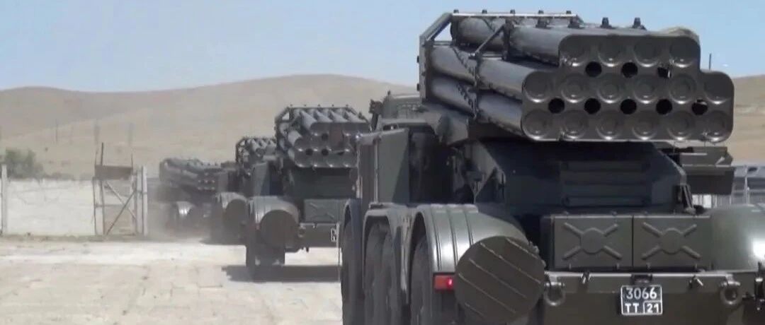 普京下令！15万俄军出动，10机罕见同框……