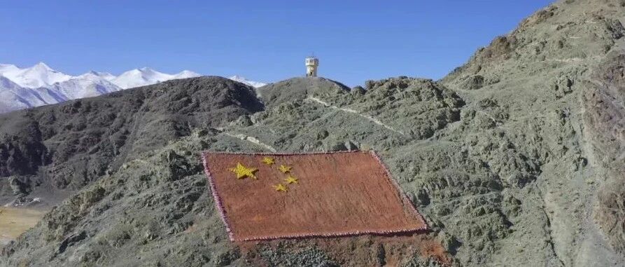 祁发宝团长工作过的哨所有一面巨幅国旗