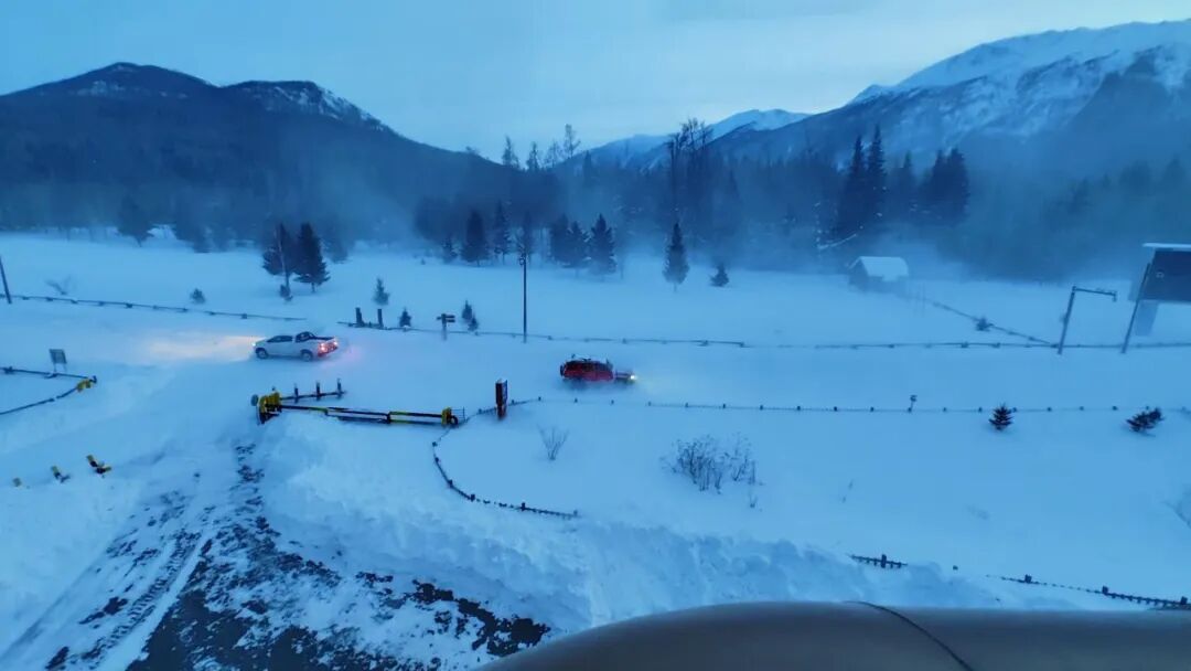 新疆喀纳斯景区暂停开放的公告，对滞留游客紧急救援