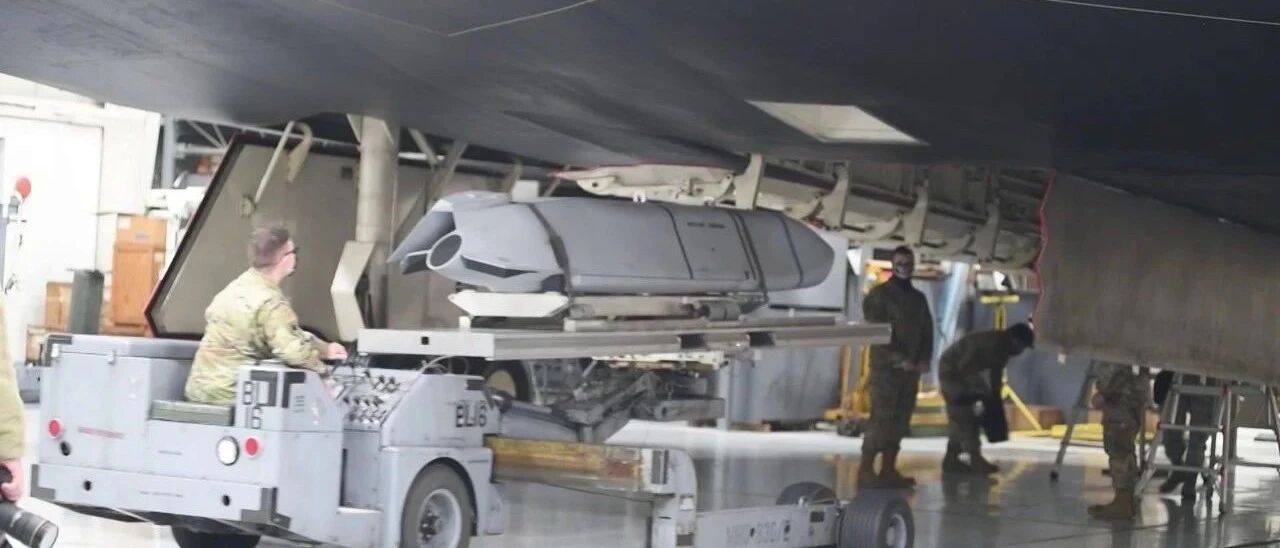 罕见！美军公开B-2隐形轰炸机装弹画面