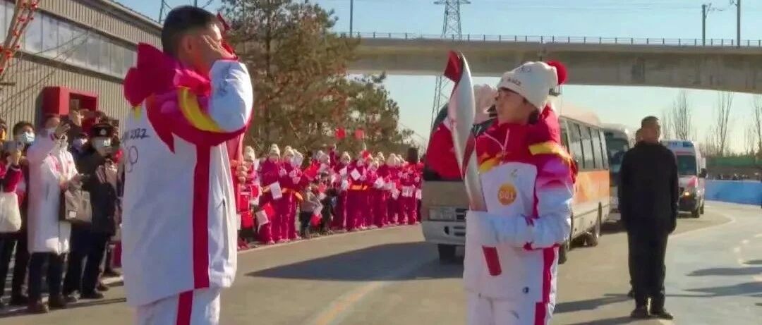 冬奥会火炬传递，卫国戍边英雄祁发宝与王濛互敬军礼！