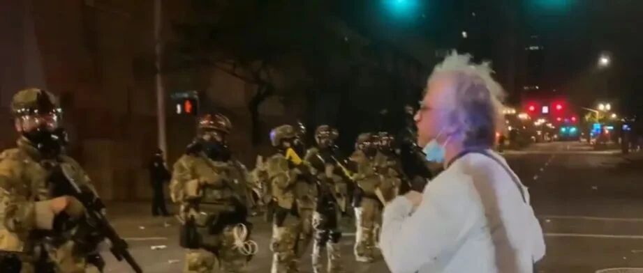 完整视频！美国老兵遭军警胡椒喷雾喷眼，因为大声喊出一个真相……