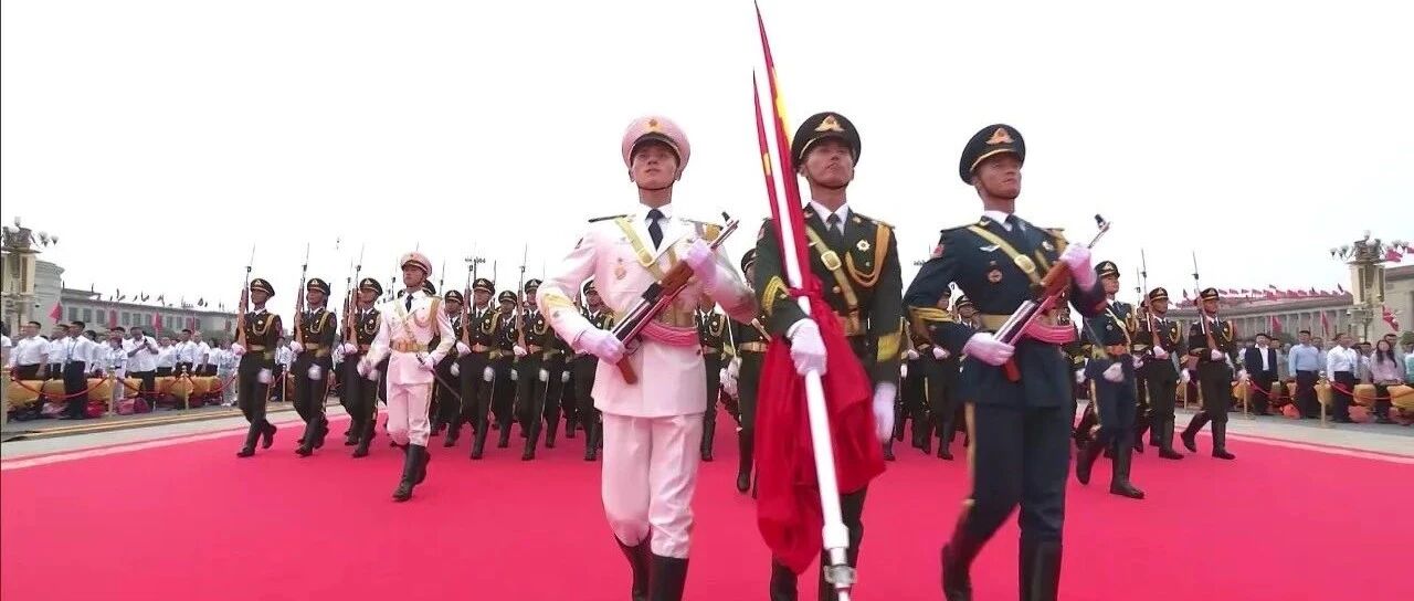 看，朝你走来的是“中国排面”！