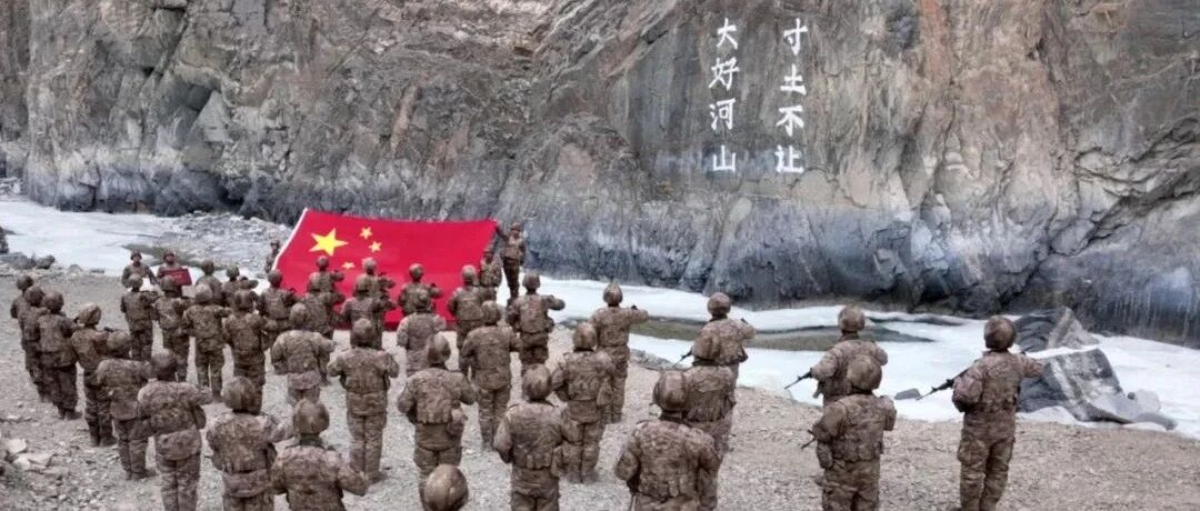 跨越5000多公里！总台记者把天安门广场国旗送到喀喇昆仑！