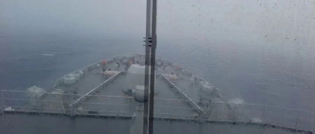 途中克服大风浪！我海军驰援汤加编队将抵达