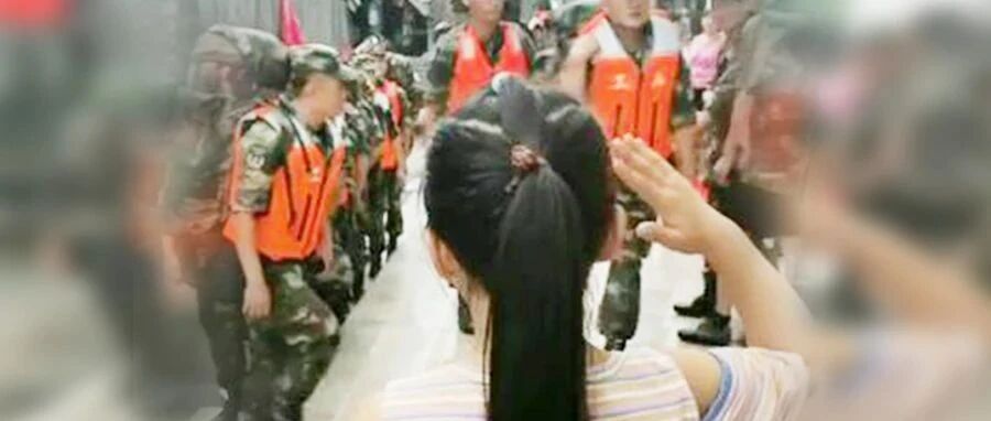 谢谢你为河南冲锋！防汛抢险现场，小女孩向子弟兵敬礼