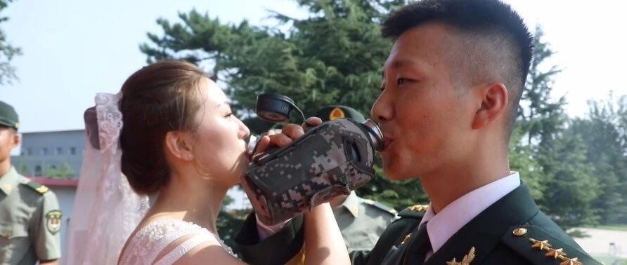 军装配婚纱，真甜！