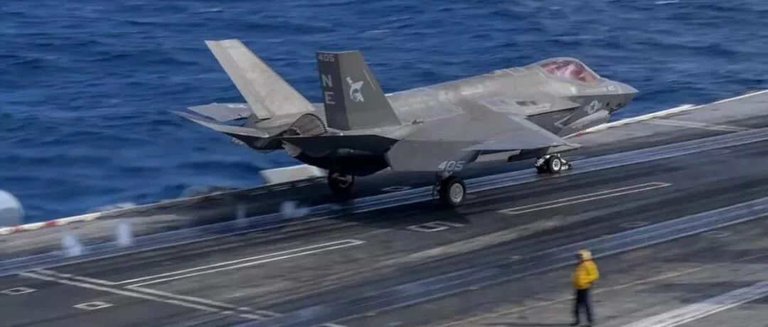 突发！美F-35战机在南海与自家航母相撞
