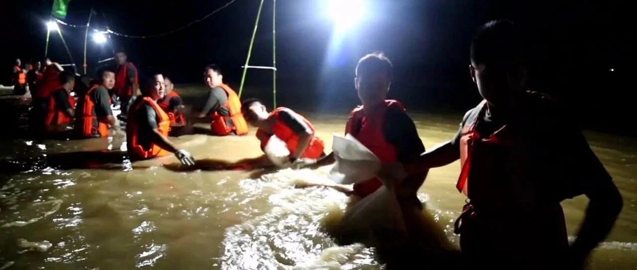 人在堤在！大堤管涌，他们率先跳入水中…