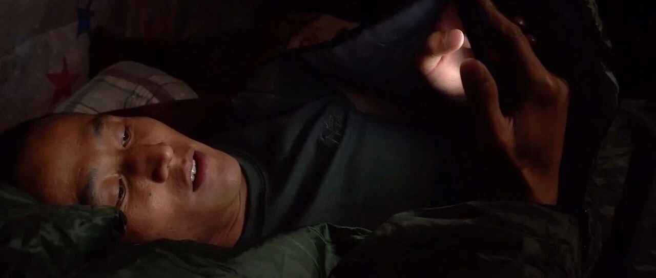 西藏边防，巡逻战士看着孩子照片入睡……