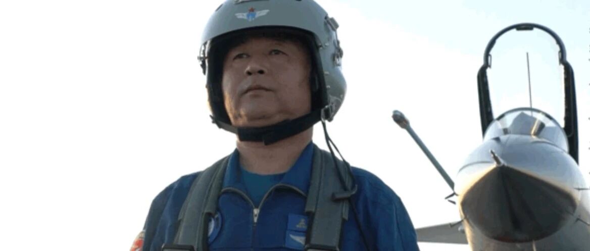 遇险空域下方人口密集，48秒内他3次放弃跳伞！