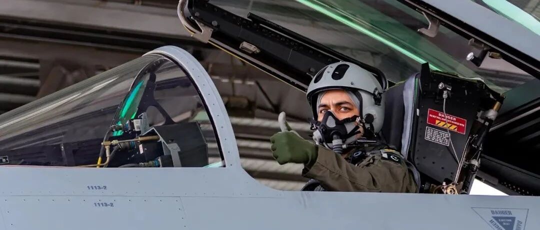 首批歼-10CE交付巴基斯坦，巴总理亲迎！