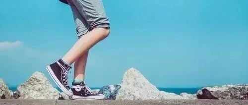 坚持走路，到底是健身还是伤身？正确步态这样走！