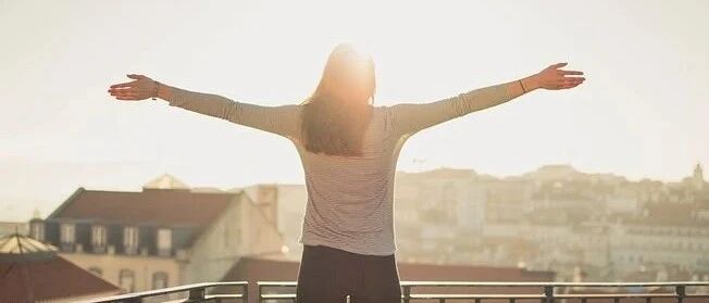 晒太阳竟会让人变笨？但这样晒，防骨质疏松、增强免疫！快来解锁晒太阳的正确姿势~