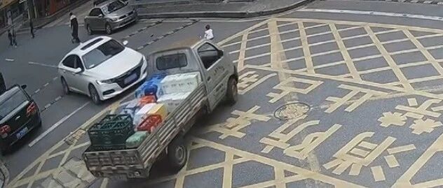 浙江丨孩子坐在路中间，爸爸却不管！8秒后爸爸疯了：一辆货车正朝孩子冲去……