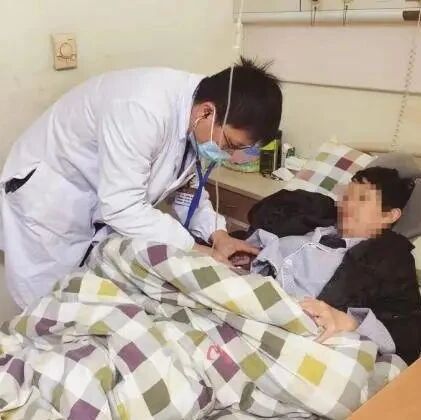 浙江丨女孩长期便秘！结果8斤大便把脏器挤到一边！就连子宫都“跑到”右下腹！