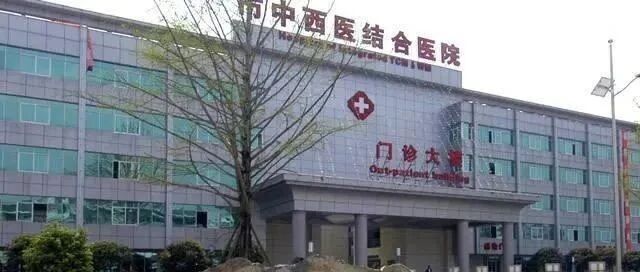 评护士长身兼三职领三份工资被举报事件：医院兼职过多现象应引起关注