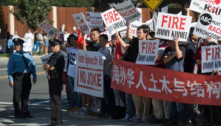 冷漠！华裔女子被白人当街追打，无人愿意伸手援助 - 1