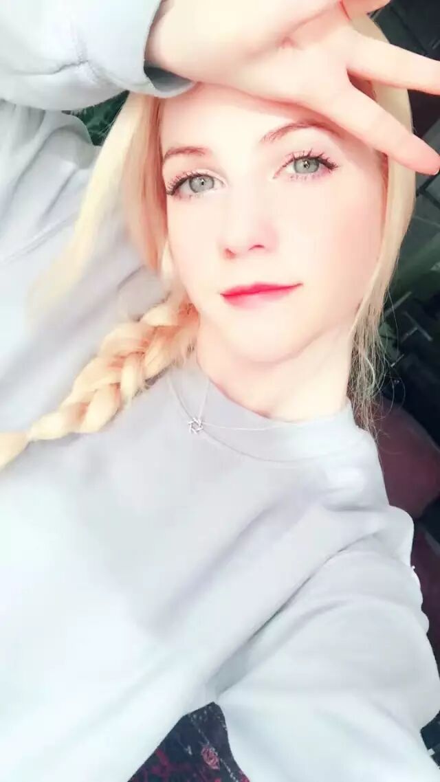 金发碧眼的lila在网上经常被她的粉丝们叫做"金发小姐姐"