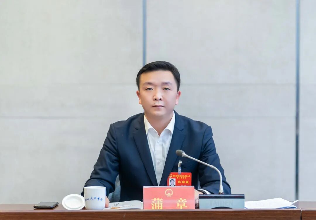 万山区代表团审议市政府工作报告