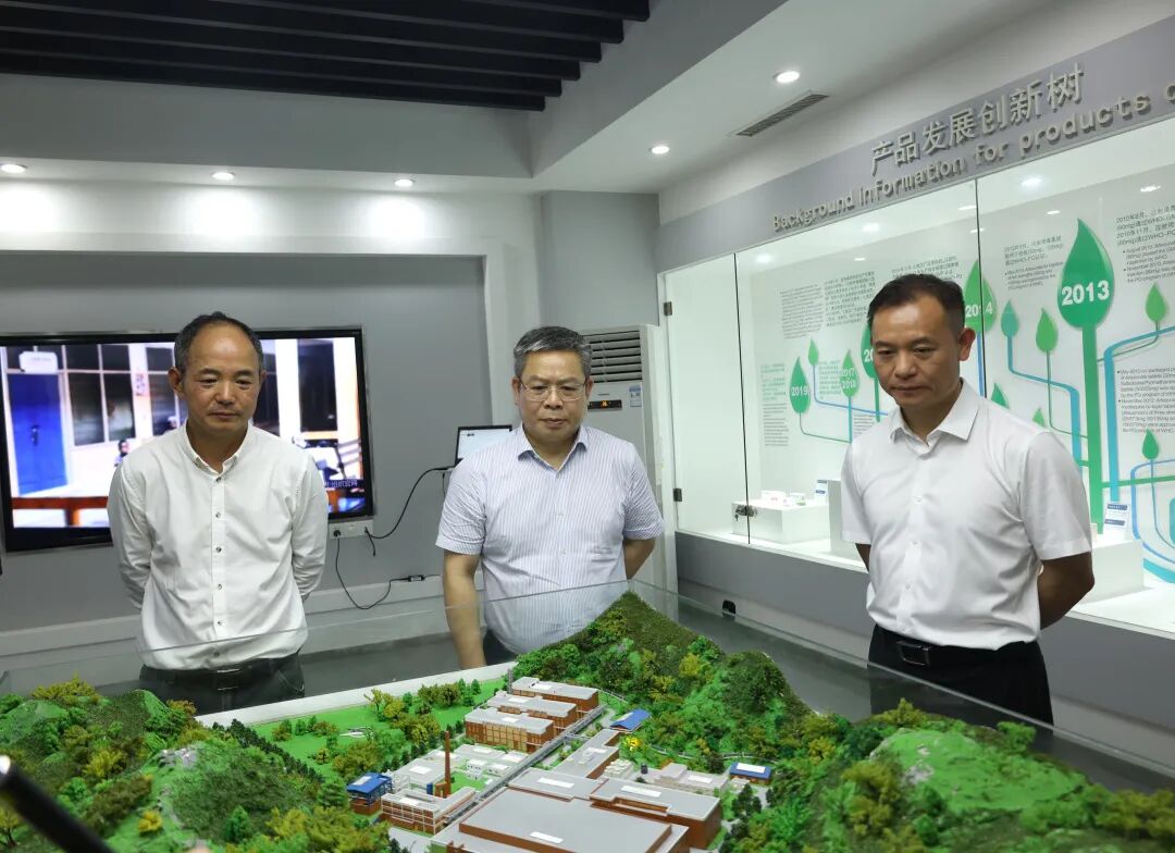 自治區(qū)藥品監(jiān)督管理局黨組書記、局長(zhǎng)黃琛一行蒞臨桂林南藥調(diào)研指導(dǎo)工作