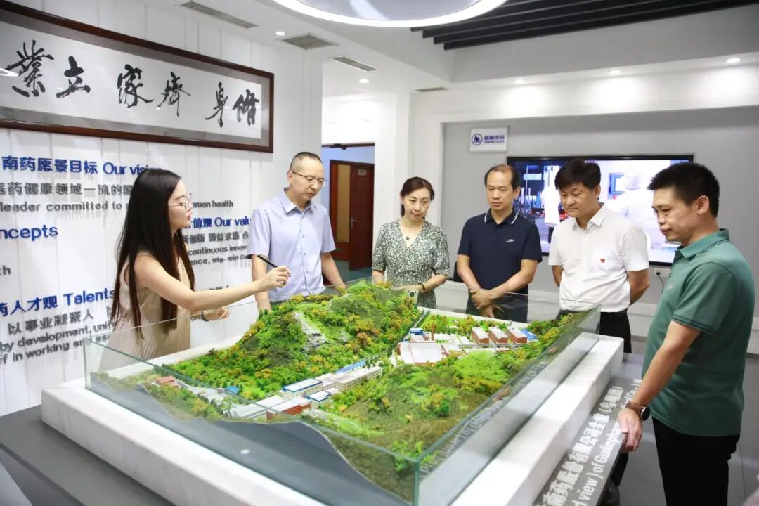 桂林市人民医院院长秦科率队莅临桂林南药调研交流，共同探索医企合作新路径