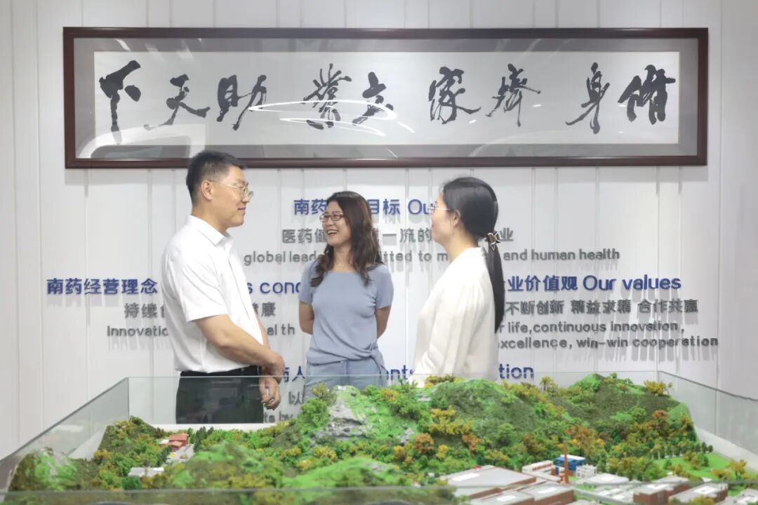 自治区政府副秘书长郑愿东调研桂林南药   勉励企业推动外贸优进优出