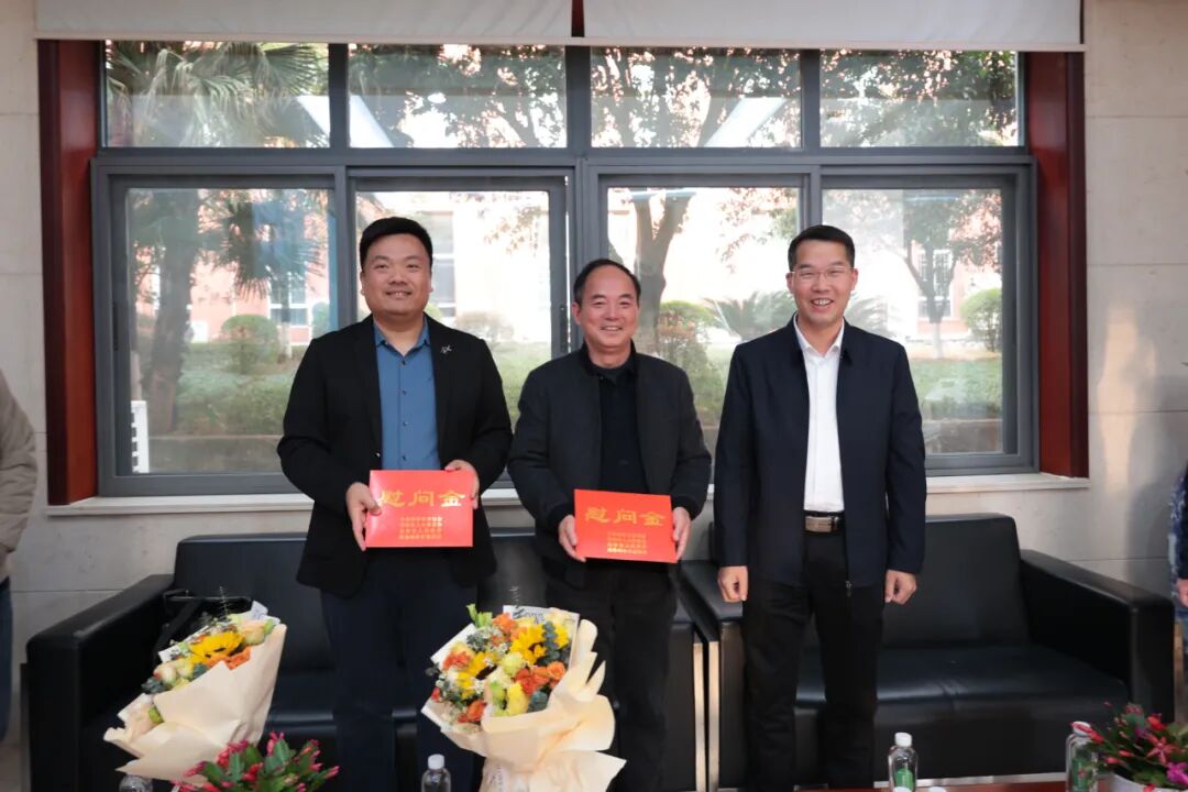 桂林市副市长龙杏华带队慰问王文学、邢江浩