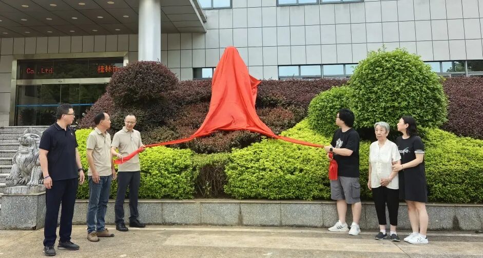 雙星輝映，精神永存 | 桂林南藥舉行葛洪、劉旭先生銅像揭幕儀式