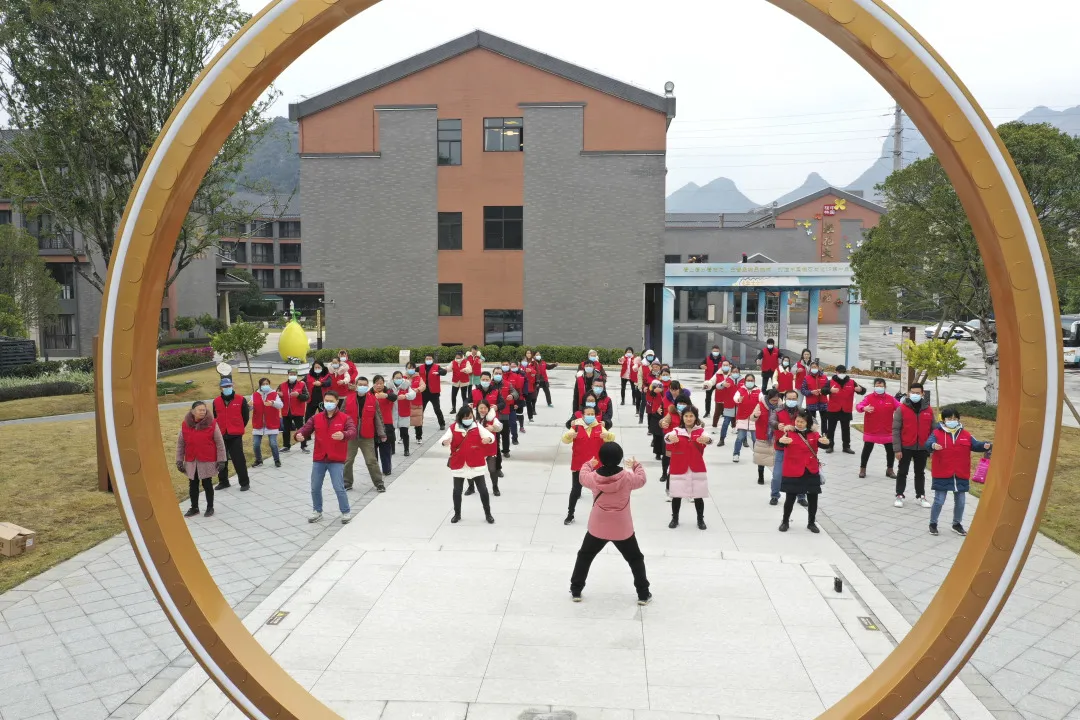 超哇塞?。」鹆帜纤幖彝ト栈顒訙厍槁淠?/></section></section></section><section powered-by= 超哇塞??!桂林南藥家庭日活動溫情落幕