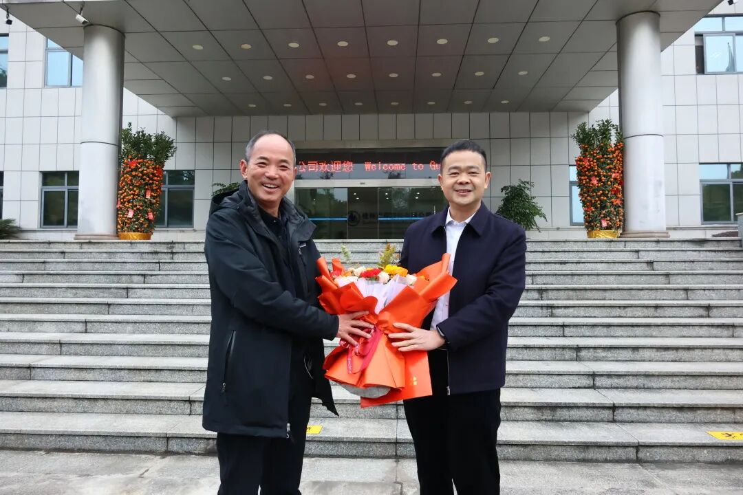 桂林市委常委、統(tǒng)戰(zhàn)部部長(zhǎng)蔣育亮帶隊(duì)蒞臨桂林南藥慰問(wèn)桂林市第五批拔尖人才王文學(xué)