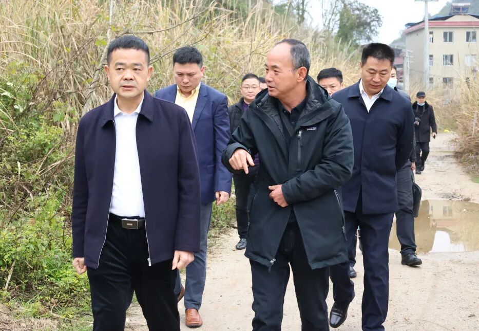 桂林市委常委、統(tǒng)戰(zhàn)部部長(zhǎng)蔣育亮帶隊(duì)蒞臨桂林南藥慰問(wèn)桂林市第五批拔尖人才王文學(xué)