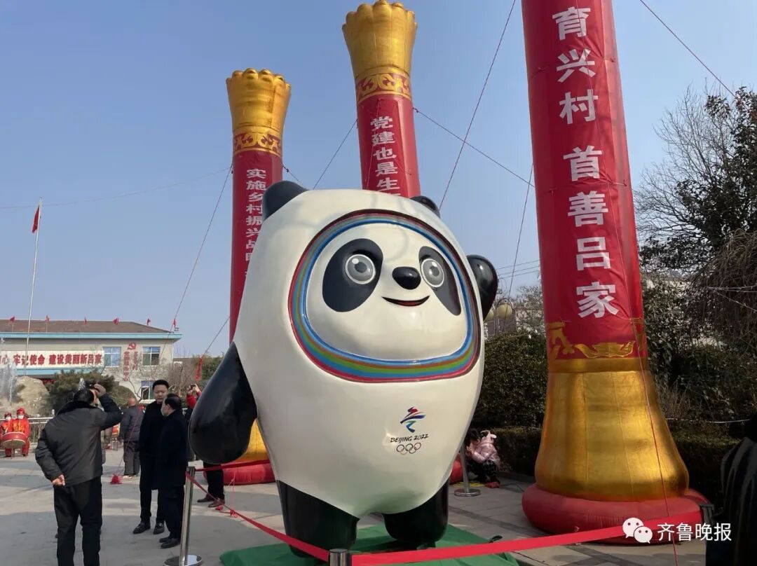 史上最惨冰墩墩！在村口蹲了半年“看大棚”？连夜拖走封“门神”...（组图） - 12